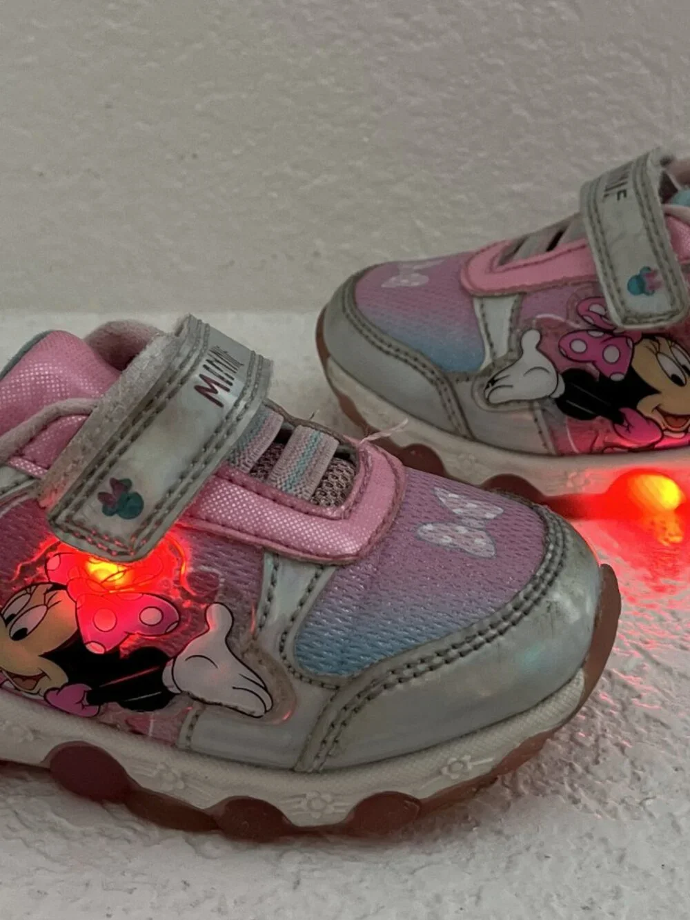 LIGHT UP Disney Minnie Mouse Little Girl’s Size 7 Sneakers Shoes Kids - Picture 1 of 12